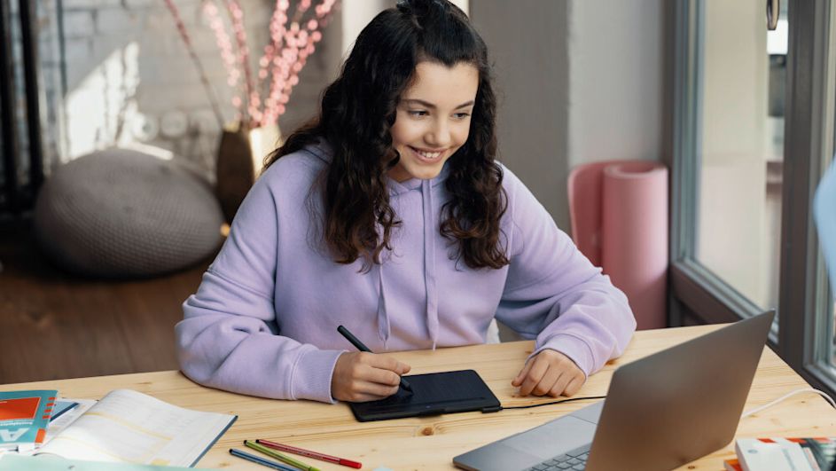 Frau bedient Wacom One Small Grafiktablet