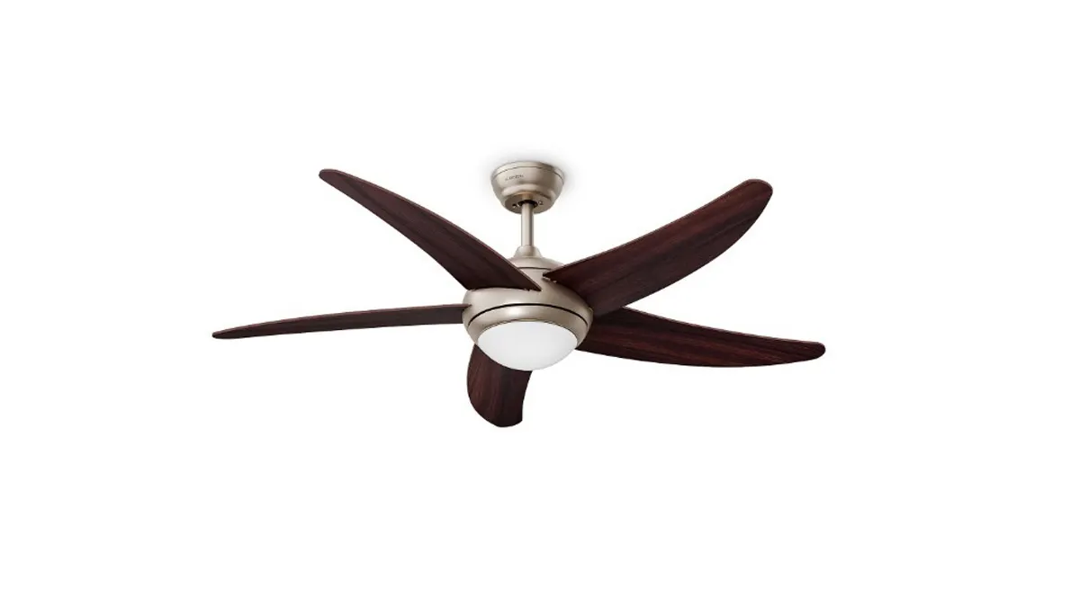 Der Deckenventilator Klarstein Bolero hängend vor weißem Hintergrund.