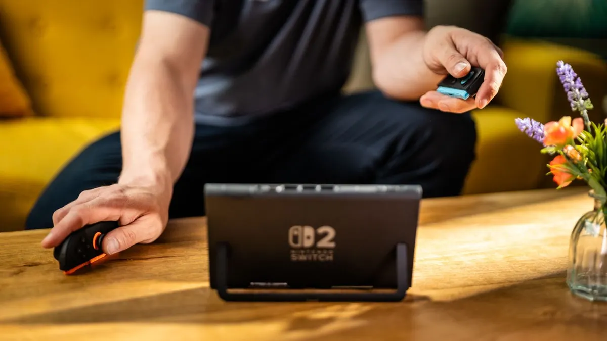 Sebastian spielt mit der Switch 2 und nutzt den rechten Joy-Con als Maus.