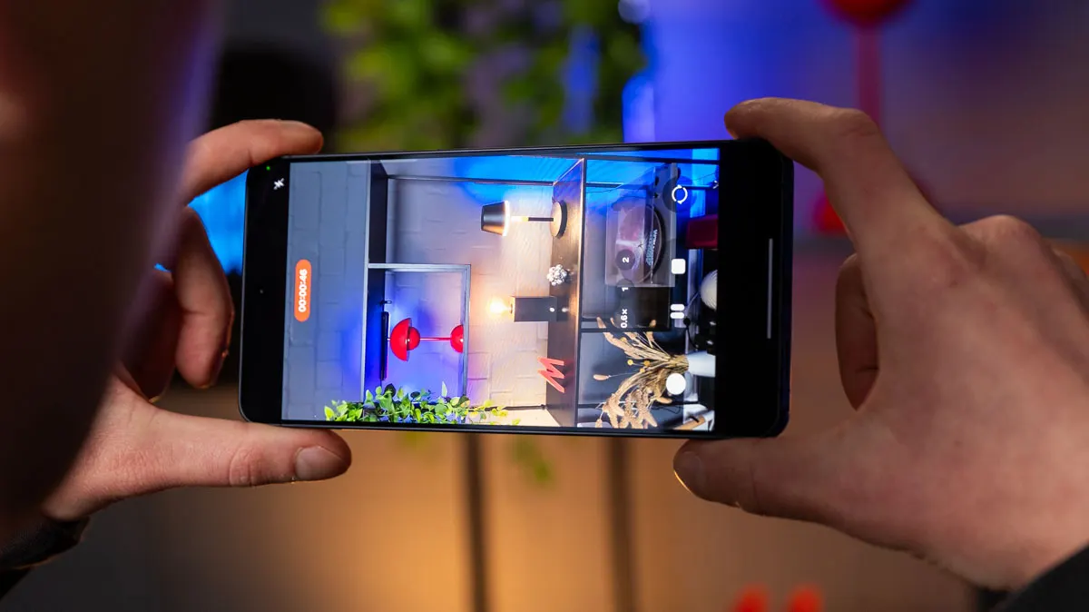 Alex filmt ein Regal mit aktivierter Horizontalsperre des Samsung Galaxy S26 Ultra.