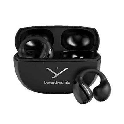 Schwarze True-Wireless-Sportkopfhörer von Beyerdynamic in einer geöffneten Ladeschale, mit Ohrbügeln für sicheren Halt beim Tragen.