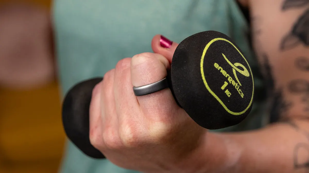 Franzis linke Hand hält eine Gummi-Kurzhantel, am Zeigefinger trägt sie den Oura Ring 5.