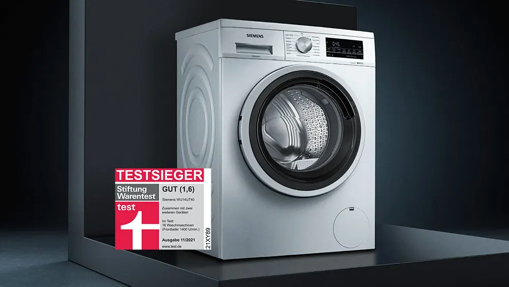 Eine Waschmaschine steht in einem leeren Raum