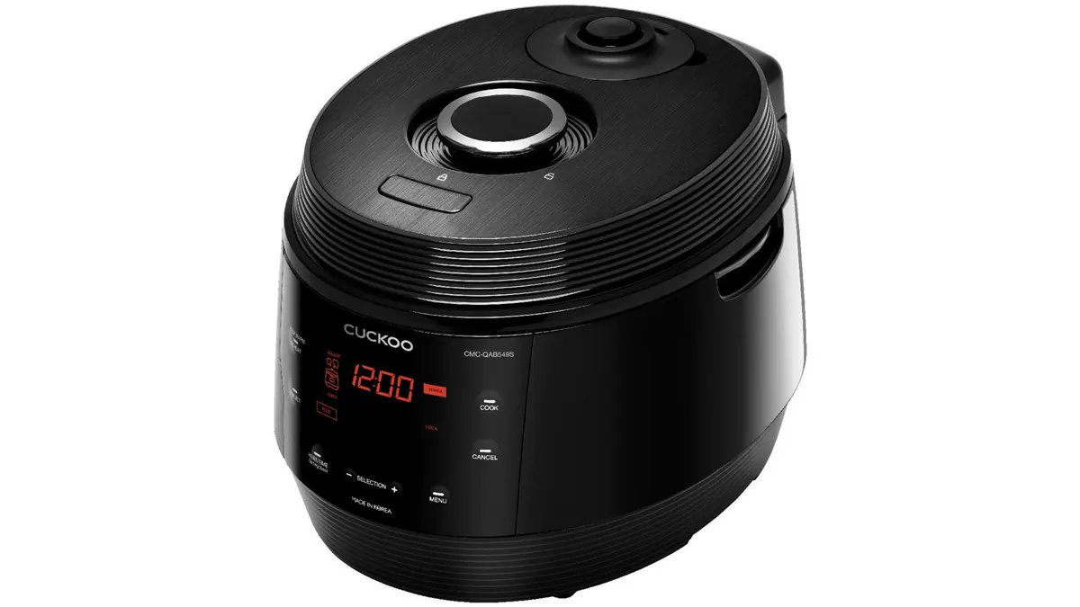 Der CUCKOO CMC-QAB549S Multikocher vor weißem Hintergrund.