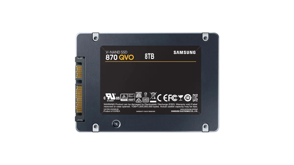 Eine graue Samsung 870 QVO SSD mit 8 TB, die auf weißem Hintergrund liegt. Auf der Oberseite befindet sich ein Etikett mit Text.
