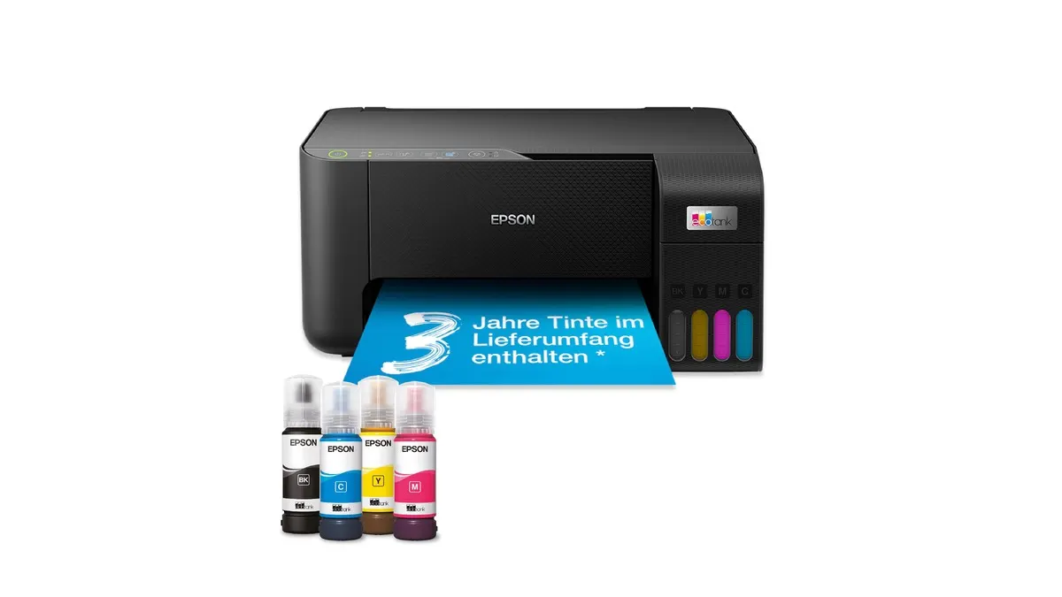Der Multifunktionsdrucker Epson EcoTank ET-2865 und vier Nachfüllflaschen mit Tinte vor einem weißen Hintergrund.