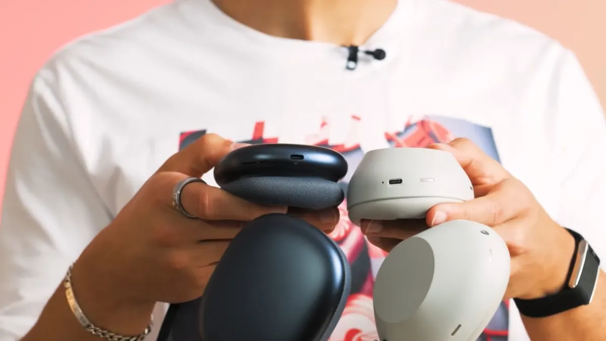 TURN ON Moderator Ilias hält den AirPods Max 2 und den Sony WH-1000XM6 in der Hand.