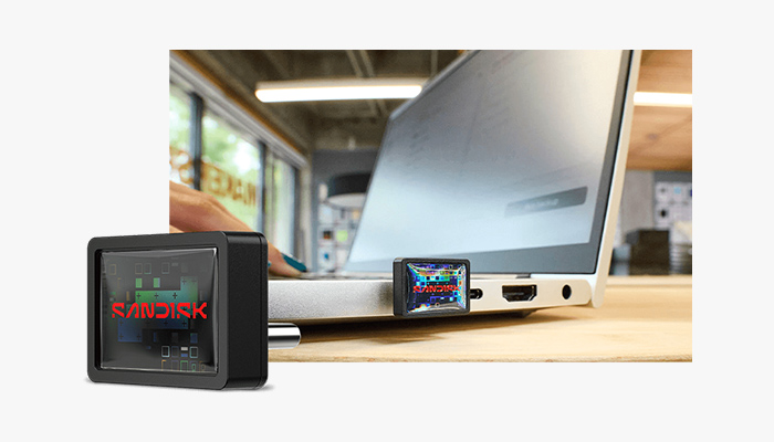 Abbildung des SANDISK Extreme Fit Flash-Laufwerks, das im USB-Slot eines Laptops steckt.