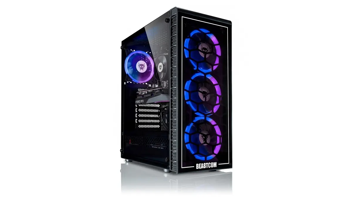 Der Beastcom Q5 Gaming-PC vor weißem Hintergrund.