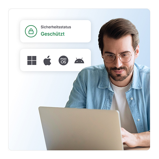 Person am Laptop; Einblendung: Sicherheitsstatus „Geschützt“ und Plattform-Icons für Windows, Apple und Android.