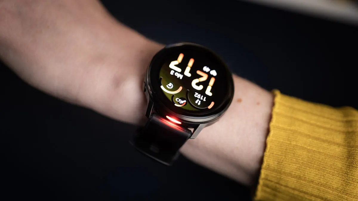 Franzi trägt die Garmin Venu 4 mit aktiviertem roten Taschenlampenlicht am linken Arm.