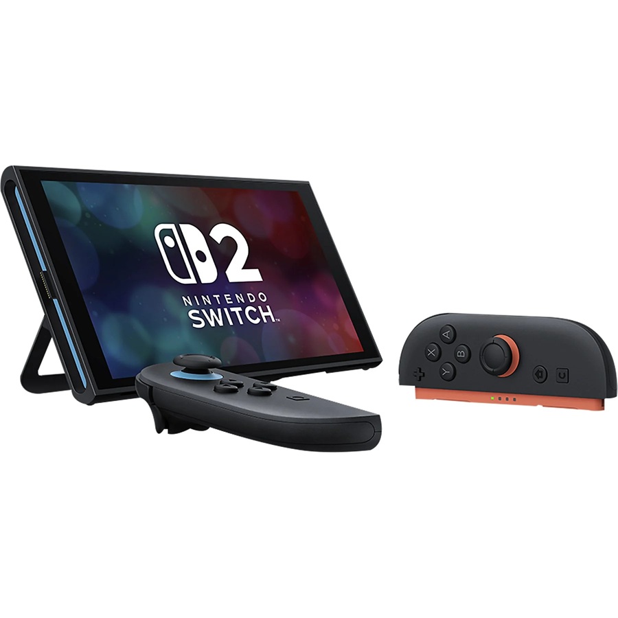 Die tragbare Nintendo Switch 2 Konsole steht mit integriertem Ständer auf dem Tisch, beide abnehmbaren Controller liegen davor.