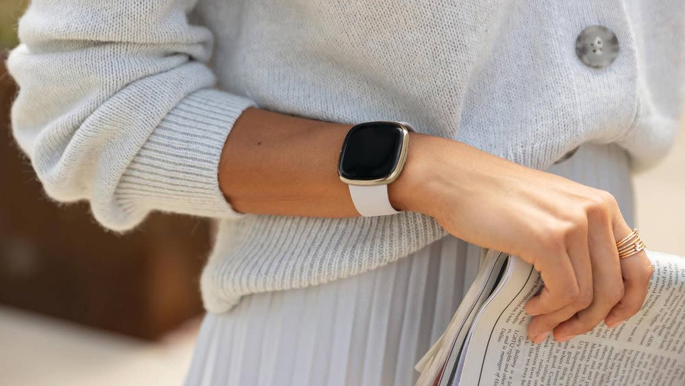Fitbit Sense am Frauenarm