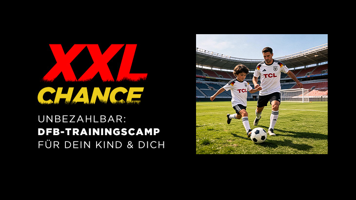 Werbemotiv: XXL Chance – unbezahlbares DFB‑Trainingscamp; Erwachsener und Kind im DFB‑Trikot spielen gemeinsam Fußball im Stadion.