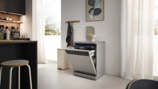 Der moderne, bürstenlose Motor sorgt für eine langlebige und energieeffiziente Leistung. Dabei ist der Geschirrspüler mit einem Geräuschpegel von 40db während des Spülvorgangs auch besonders leise.