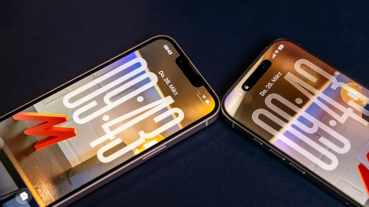 Das iPhone 17e (links) liegt neben dem iPhone 16 Pro (rechts).