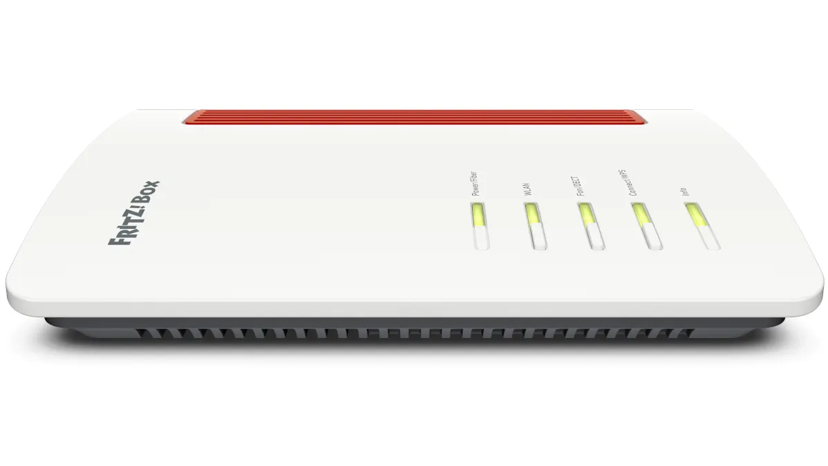 Der Glasfaser-Router Fritzbox 5690 vor einem weißen Hintergrund.