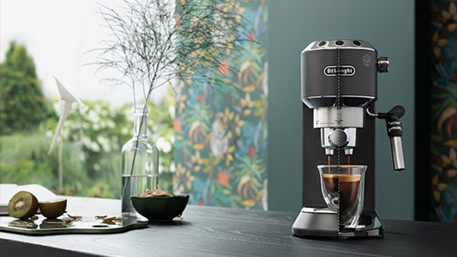 DeLonghi EC 685.W Dedica Style Espressomaschine kaufen I MediaMarkt