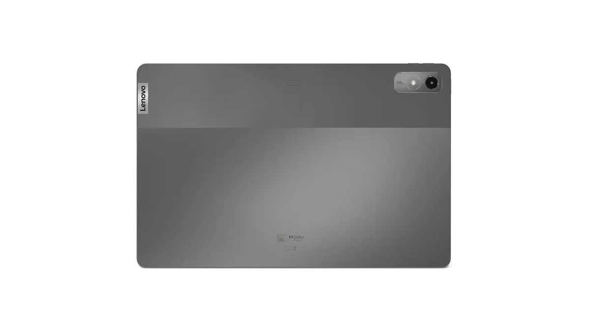Das Lenovo Tab P12 von der Rückseite vor weißem Hintergrund.