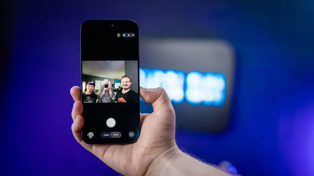 Michael macht mit dem iPhone 17 Pro Max ein Gruppenselfie von sich und seinen Kollegen Alex und Oli.