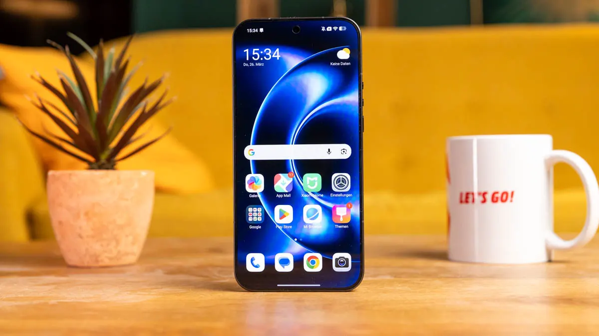 Das Xiaomi 17 Ultra steht mit eingeschaltetem Display auf einem Tisch.