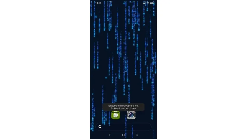 Handy-Display mit blauem Matrix-Hintergrund, Benachrichtigung "TalkBack deaktiviert" und App-Icons. Suchleiste und Navigationssymbole unten.