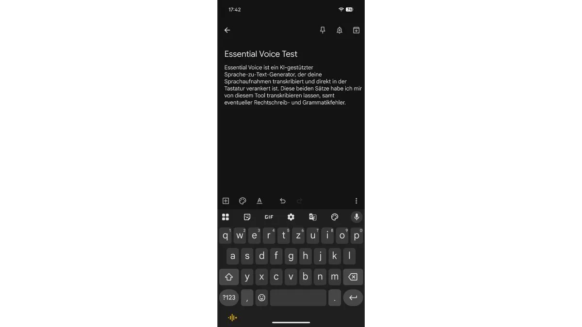 Ein Screenshot zeigt einen Text in der Notizen-App, den Alex mit der Sprache-zu-Text-KI Essential Voice generiert hat. Durch einen Tap auf das gelbe Schallwellensymbol links unterhalb der Tastatur startet das Tool.