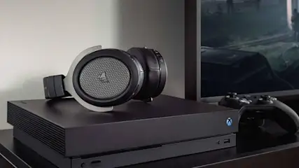 Das Corsair HS75 BO Headset liegt auf einer Xbox One.
