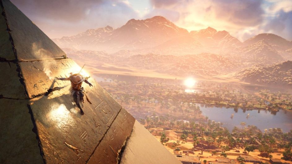 Der Protagonist von "Assassins Creed: Origins" klettert auf eine Pyramide.