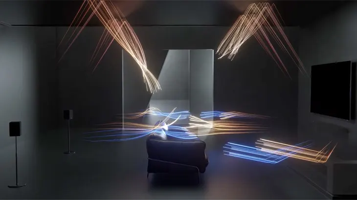 Ein dunkler Raum mit einem Sessel, Lautsprechern und einem Fernseher, umgeben von blauen und goldenen Lichteffekten.