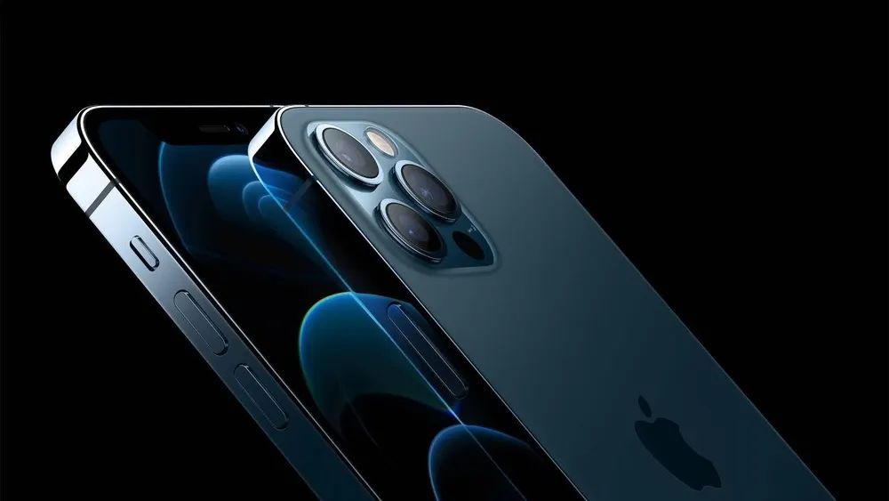Zwei blaue Smartphones liegen auf einem schwarzen Hintergrund, Kameras und Logo sind sichtbar.