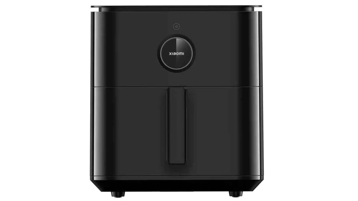 Ein schwarzer Xiaomi Air Fryer steht vor einem weißen Hintergrund, mit einem runden Bedienfeld und einem Griff.