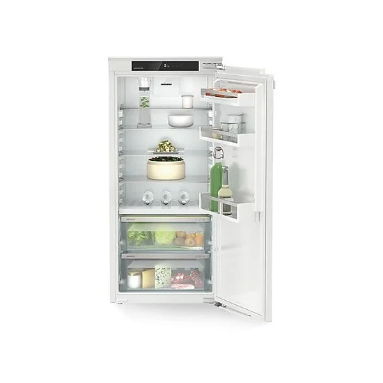 Ein weißer Kühlschrank mit geöffneter Tür. Innen befinden sich Glasböden, Gemüsefächer und verschiedene Lebensmittel und Getränke.