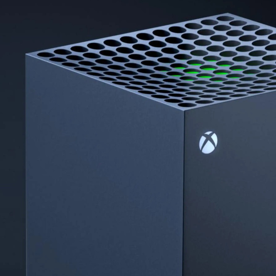 MICROSOFT Xbox Series X 1TB: Nahaufnahme der oberen Ecke des schwarzen Konsolen‑Towers mit gelochter Kühlgitter‑Oberseite, grün hinterleuchteten Lüftungsöffnungen und beleuchtetem Xbox‑Logo.