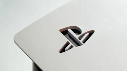 Eine weiße, abgerundete Oberfläche mit einem ausgeschnittenen, verschlungenen Logo in der oberen rechten Ecke.