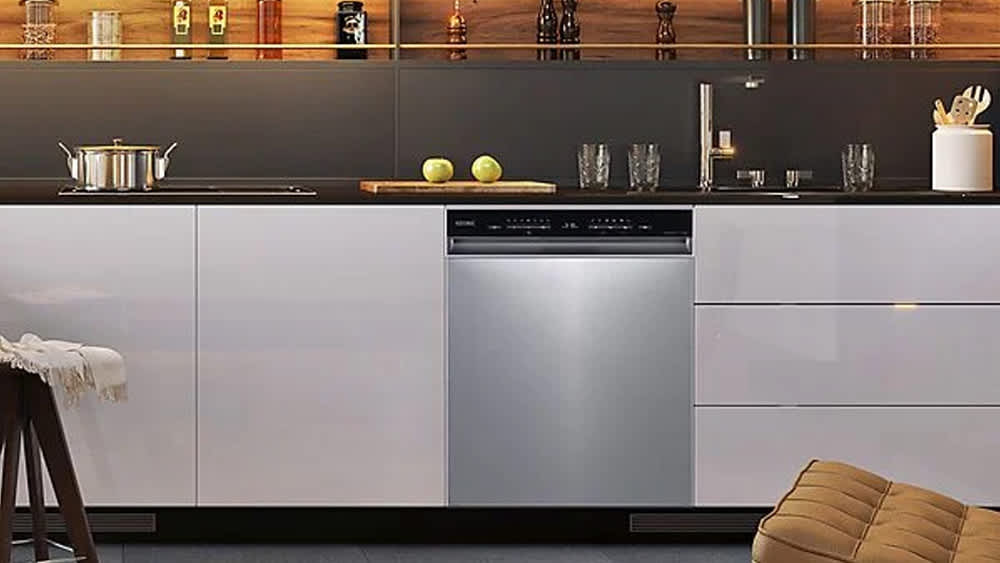 Eine KOENIC-KDW-6041-1-C-BU-Spülmaschine steht in einer Küche.
