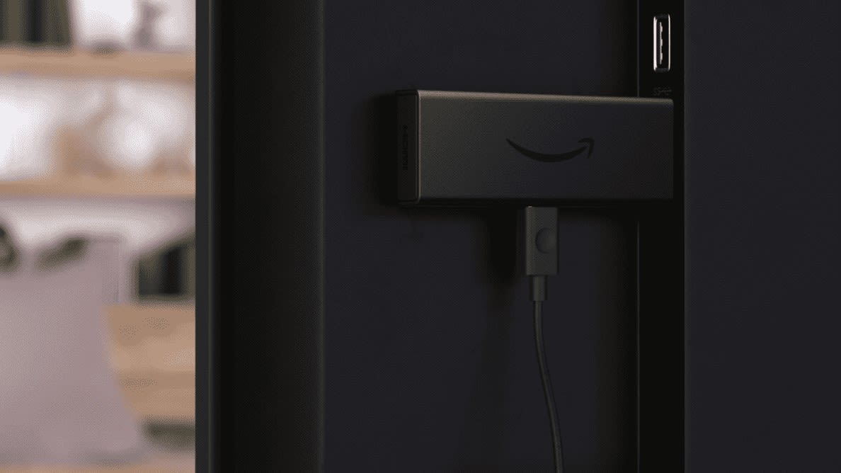 AMAZON Fire Stick 4K mit Alexa-Sprachfernbedienung steckt hinten in einem Fernseher im Anschluss