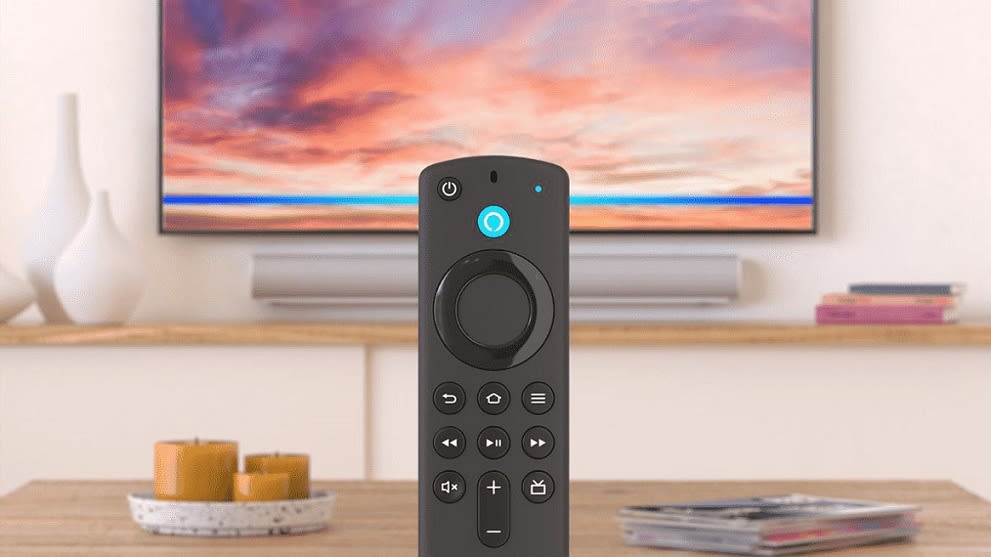 Fernbedienung von AMAZON Fire Stick 4K mit Alexa-Sprachfernbedienung vor einem Fernseher mit Bild
