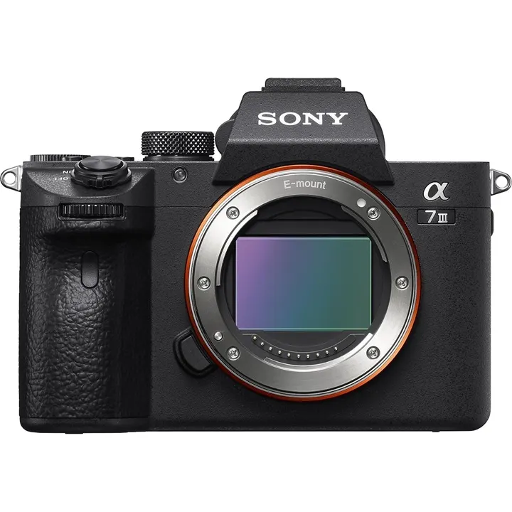 SONY Alpha 7 M3 KIT (ILCE-7M3K) + Tasche + Speicherkarte Systemkamera mit Objektiv 28-70 mm, 7,6 cm Display Touchscreen, WLAN Frontansicht des Kamerabodys SONY Alpha 7 M3 KIT (ILCE-7M3K) ohne Objektiv, mit freiliegendem Vollformat-Sensor und ergonomischem Griff.