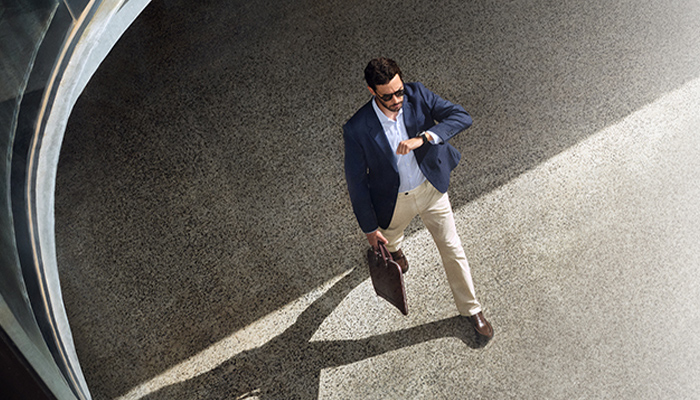 Eine silberne Smartwatch mit einem dunkelgrünen Zifferblatt zeigt vor einem sternenbesetzten lila Nacht-Hintergrund Schlafenszeit-Anleitungen an.