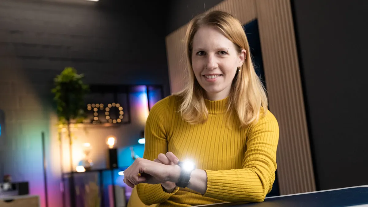 Franzi leuchtet mit der LED-Taschenlampe der Garmin Venu 4 in die Kamera