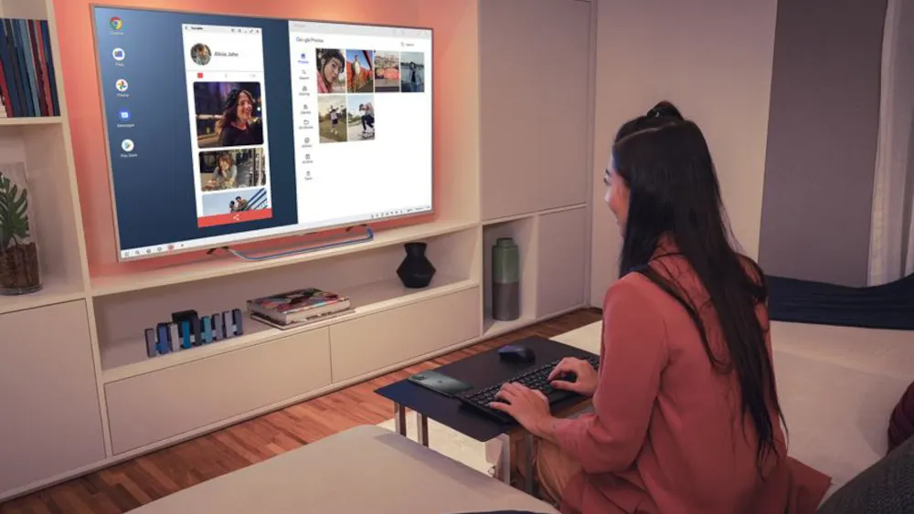 Eine Frau sitzt vor einem großen Bildschirm mit Software, tippt auf einer Tastatur und benutzt eine Maus.