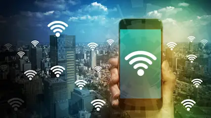 iPhone Tethering mit WLAN Symbolen vor einer Großstadt mit Wolkenkratzern im Hintergrund.