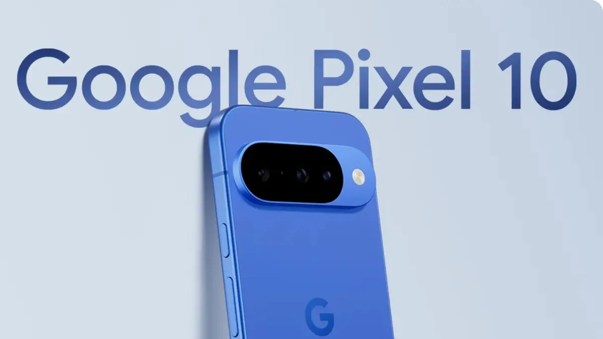 Das Google Pixel 10 in der Farbe Indigo ist an eine Wand mit dem Schriftzug „Google Pixel 10“ angelehnt.
