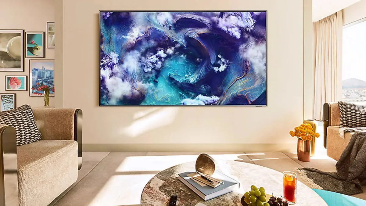 Der Fernseher Samsung GQ75QN900F hängt an einer Wand in einem Wohnzimmer.