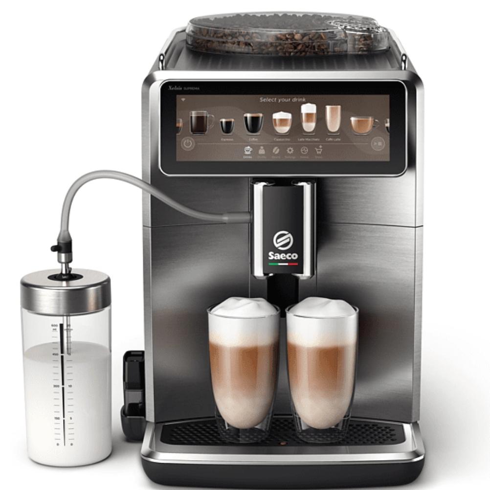 Ein Saeco-Kaffeevollautomat steht neben einem Milchbehälter. Zwei Gläser Latte Macchiato stehen auf der Abtropfschale.