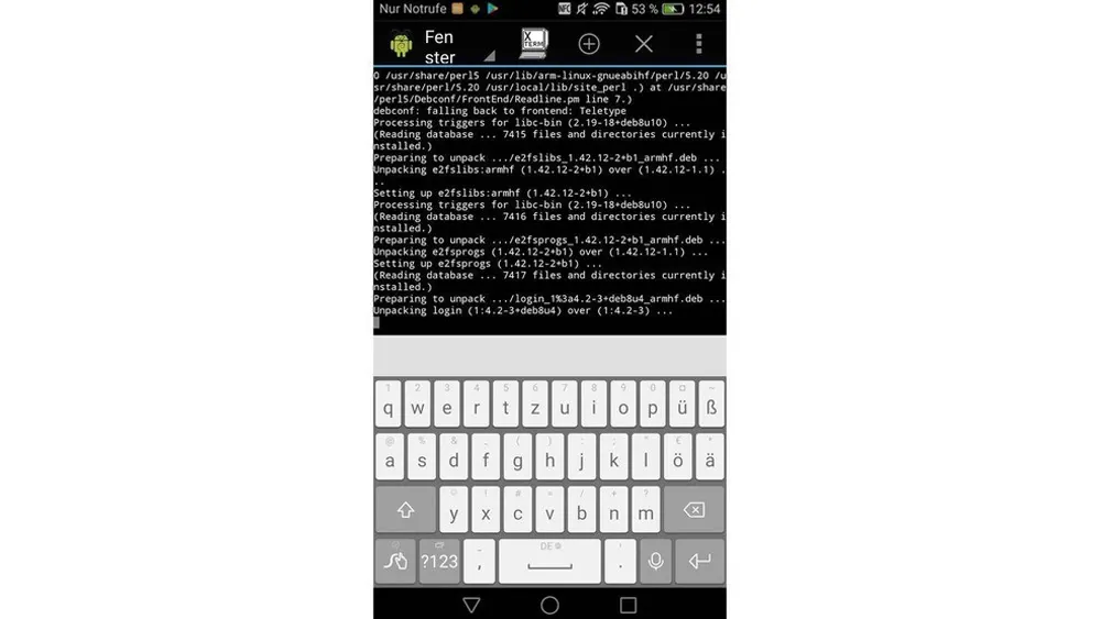 Ein Smartphone zeigt einen Bildschirm mit Textmeldungen über einer eingeblendeten Tastatur. Oben sind Statussymbole sichtbar.