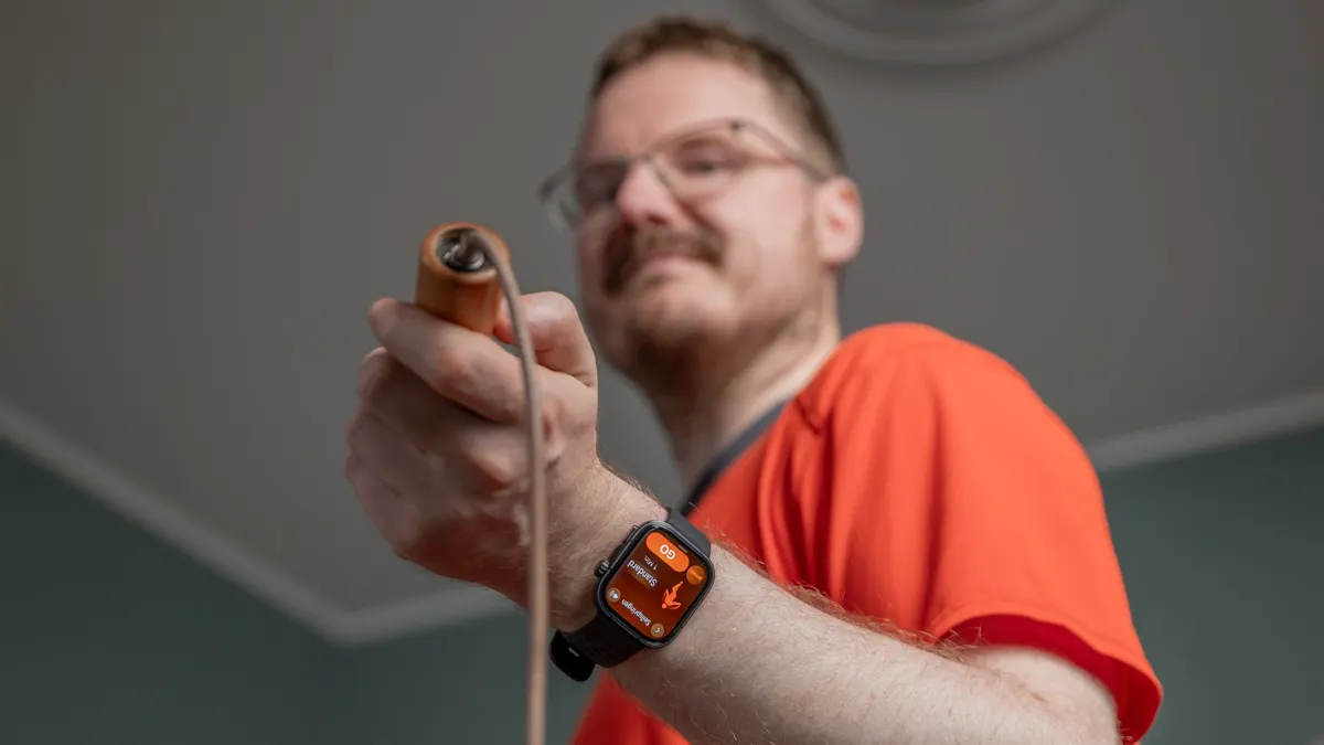 Michael trägt die Huawei Watch Fit 5 Pro und hält ein Springseil in der Hand.