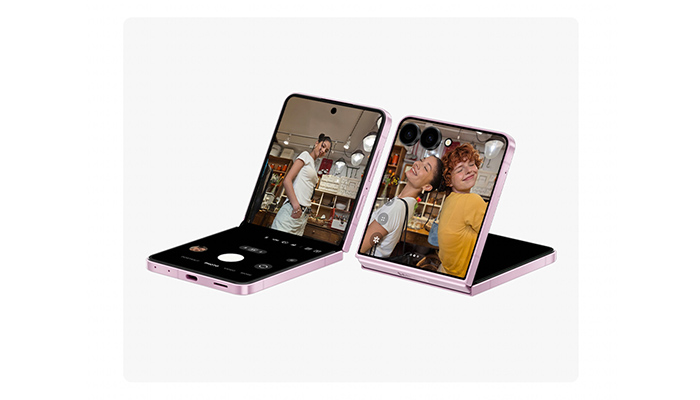 Zwei Personen sehen sich auf dem Galaxy Z Flip8 im aufgeklappten Flex-Modus an.