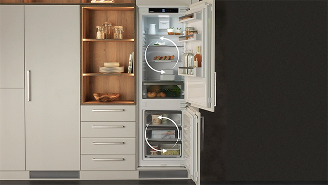 Ein offener Kühlschrank mit Lebensmitteln, Gefrier-und Kühlabteil jeweils mit kreisenden Pfeilen symbolisieren in sich geschlossene Kreisläufe.